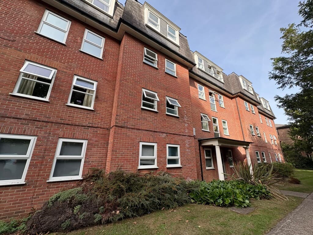 Brechin Court, Reading - Photo 1